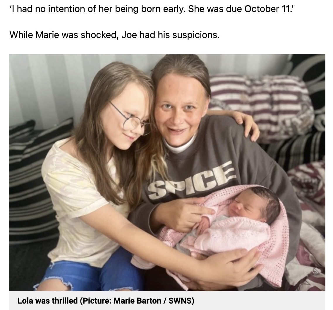 同じ誕生日という母親と娘2人（画像は『Metro　2022年9月25日付「Mum gives birth on her own birthday for the second time: ‘You couldn’t make it up’」（Picture: Marie Barton / SWNS）』のスクリーンショット）