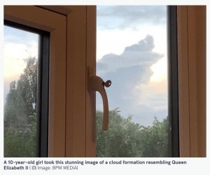 エリザベス女王の横顔に似た雲（画像は『The Mirror　2022年9月9日付「Mum and daughter scream as they spot ‘Queen-shaped cloud’ moments after death announced」（Image: BPM MEDIA）』のスクリーンショット）