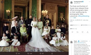 純白のウェディングドレスを纏ったメーガン妃（画像は『The Royal Family　2018年5月21日付Twitter「The Duke and Duchess of Sussex have released three official photographs taken on their wedding day by photographer Alexi Lubomirski.」』のスクリーンショット）