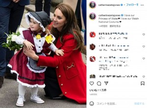 シャーロットちゃんを抱きしめるキャサリン皇太子妃（画像は『Catherine Zeta-Jones　2022年9月28日付Instagram「I love our Princess of Wales」』のスクリーンショット）