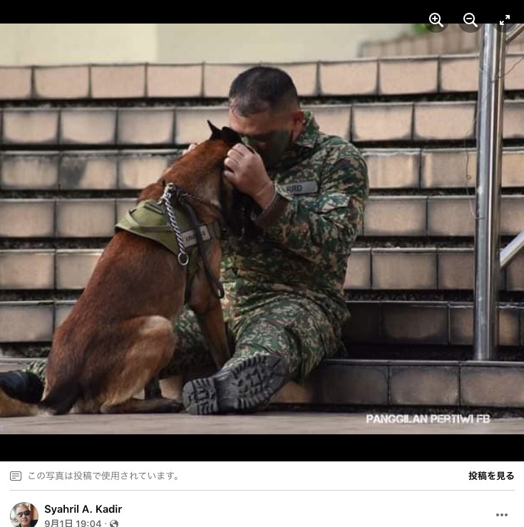 パートナーの軍用犬を抱きしめる兵士（画像は『Syahril A. Kadir　2022年9月1日付Facebook「ADUH SEBAKNYA...」』のスクリーンショット）
