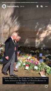 ホリールードハウス宮殿前の献花を見る夫妻（画像は『The Royal Family　2022年9月12日付Instagram』のスクリーンショット）