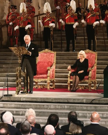ウェストミンスター寺院の式典で演説した国王（画像は『The Royal Family　2022年9月12日付Instagram「I am deeply grateful for the Addresses of Condolence by the House of Lords and the House of Commons,」』のスクリーンショット）