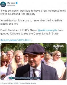 行列に並んでインタビューを受けるデヴィッド（画像は『ITV News　2022年9月16日付Twitter「I was so lucky I was able to have a few moments in my life to be around Her Majesty」』のスクリーンショット）