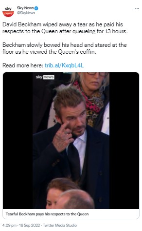 女王の棺が近づくと涙をぬぐう場面も（画像は『Sky News　2022年9月16日付Twitter「David Beckham wiped away a tear as he paid his respects to the Queen after queueing for 13 hours.」』のスクリーンショット）