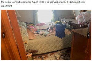 タイヤが直撃した寝室（画像は『WRBL　2022年9月2日付「LaGrange: Investigation underway after semi-truck tires tear through woman’s home」』のスクリーンショット）