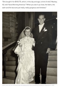 1950年、最初にウエディングドレスを着用したアデルさん（画像は『Good Morning America　2022年9月16日付「Family passes down ＄100 wedding dress for 72 years」（Photo by Robert）』のスクリーンショット）