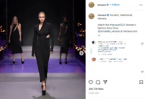 「ヴェルサーチェ」のランウェイを歩くジジ・ハディッド（画像は『Versace　2022年9月24日付Instagram「Forceful, Intentional, Versace,」』のスクリーンショット）