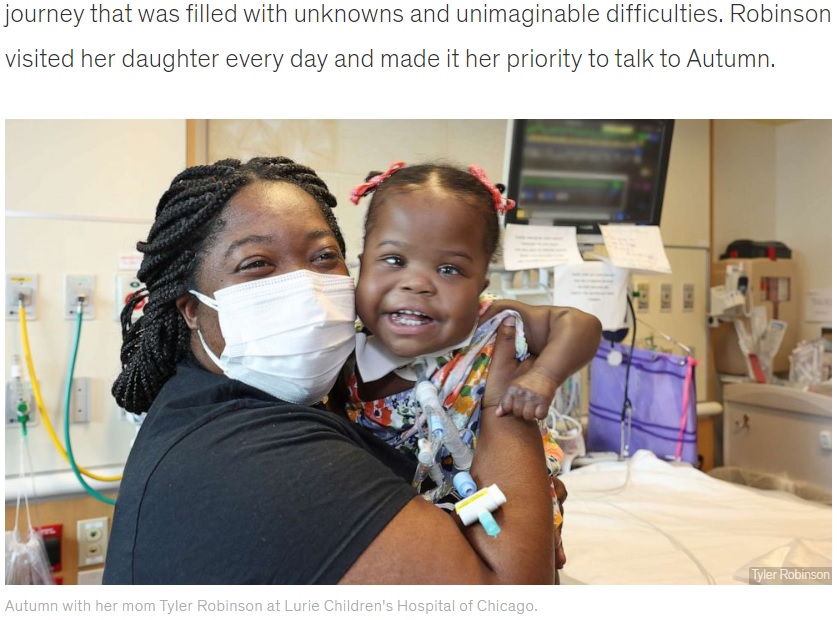 1年5か月を病院で過ごしてきた女児を抱く母親（画像は『Good Morning America　2022年9月22日付「Toddler goes home after over 500 days in the hospital」（Tyler Robinson）』のスクリーンショット）