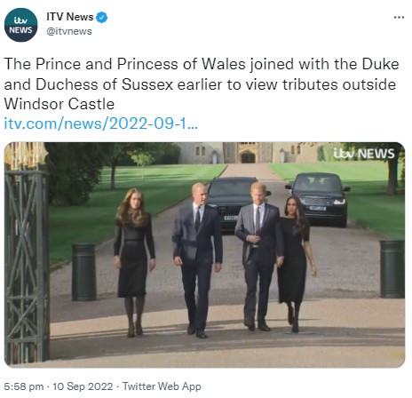 公の場に姿を見せたウィリアム王子夫妻とヘンリー王子夫妻（画像は『ITV News　2022年9月10日付Twitter「The Prince and Princess of Wales joined with the Duke and Duchess of Sussex earlier to view tributes outside Windsor Castle」』のスクリーンショット）