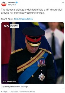 ウィリアム皇太子の肩には女王のイニシャル“ER”が（画像は『Sky News　2022年9月17日付Twitter「The Queen’s eight grandchildren held a 15-minute vigil around her coffin at Westminster Hall.」』のスクリーンショット）
