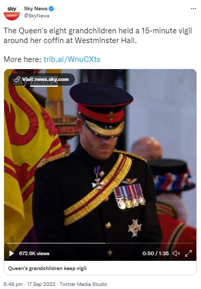 女王の棺の前で黙祷するヘンリー王子（画像は『Sky News　2022年9月17日付Twitter「The Queen’s eight grandchildren held a 15-minute vigil around her coffin at Westminster Hall.」』のスクリーンショット）