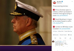 アンドルー王子の軍服の肩には女王のイニシャル“ER”が付いたままだった（画像は『Sky News　2022年9月16日付Twitter「Three evening stories:」』のスクリーンショット）