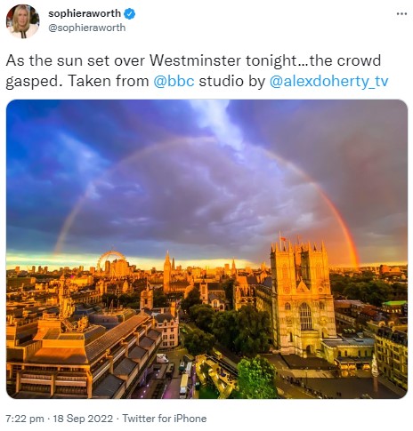 ウェストミンスター宮殿の上空にも大きな虹が（画像は『sophieraworth　2022年9月18日付Twitter「As the sun set over Westminster tonight…the crowd gasped.」』のスクリーンショット）