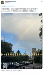女王の崩御発表後、ウィンザー城に現れた大きな虹（画像は『Helena Wilkinson　2022年9月18日付Twitter「This rainbow appeared in Windsor soon after the announcement that Queen Elizabeth had died.」』のスクリーンショット）