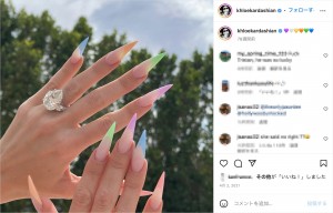 左手の薬指に指輪をしたクロエ（画像は『Khloé Kardashian　2021年4月2日付Instagram』のスクリーンショット）