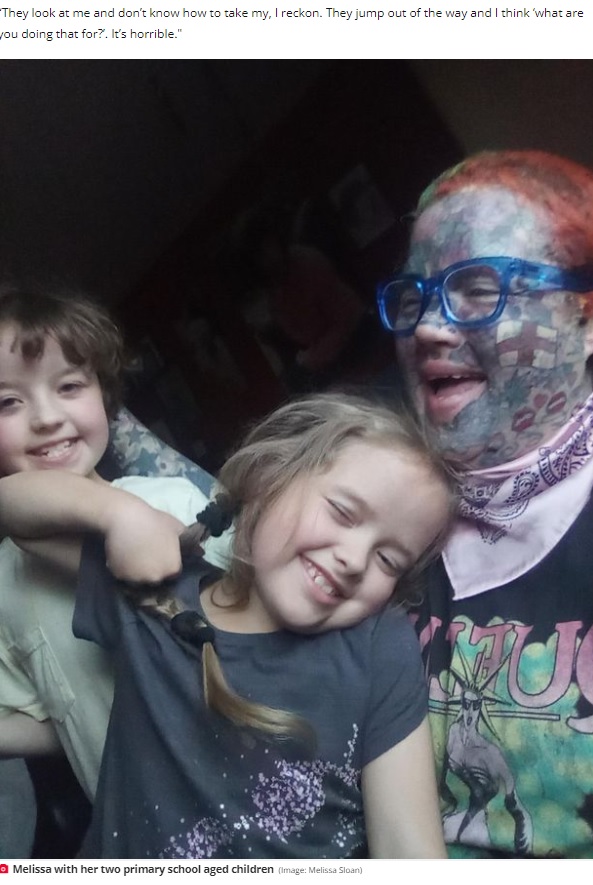 8歳と10歳の子を育てるタトゥーだらけの女性（画像は『The Daily Star　2022年9月11日付「Tattoo ‘addict’ mum who gets three tattoos a week is called ‘freak’ in front of kids」（Image: Melissa Sloan）』のスクリーンショット）