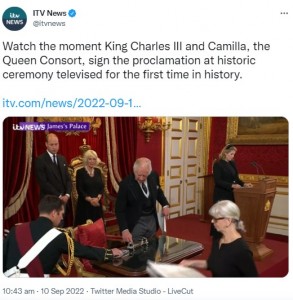 ペン置きを手で振り払うと、素早く側近の手が伸びた（画像は『ITV News　2022年9月10日付Twitter「Watch the moment King Charles III and Camilla,」』のスクリーンショット）
