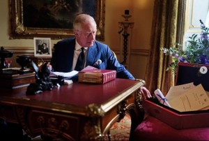 レッド・ボックスに手を伸ばすチャールズ国王（画像は『The Royal Family　2022年9月23日付Instagram「His Majesty The King’s Red Box」』のスクリーンショット）
