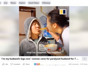 幸せそうな2人（画像は『South China Morning Post　2022年9月2日付Facebook「‘I’m my husband’s legs now’」』のスクリーンショット）