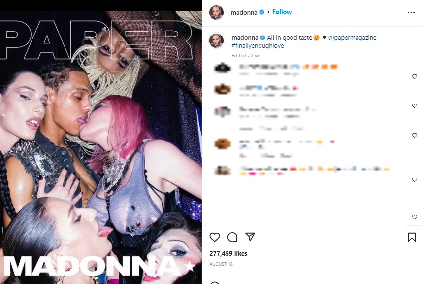 アンドリューとキスをするマドンナ（画像は『Madonna　2022年8月18日付Instagram「All in good taste」』のスクリーンショット）