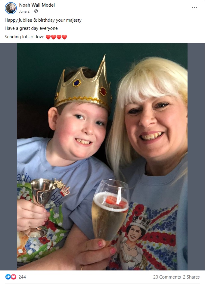 今年6月に撮影された男児（10）と母親（画像は『Noah Wall Model　2022年6月2日付Facebook「Happy jubilee & birthday your majesty」』のスクリーンショット）