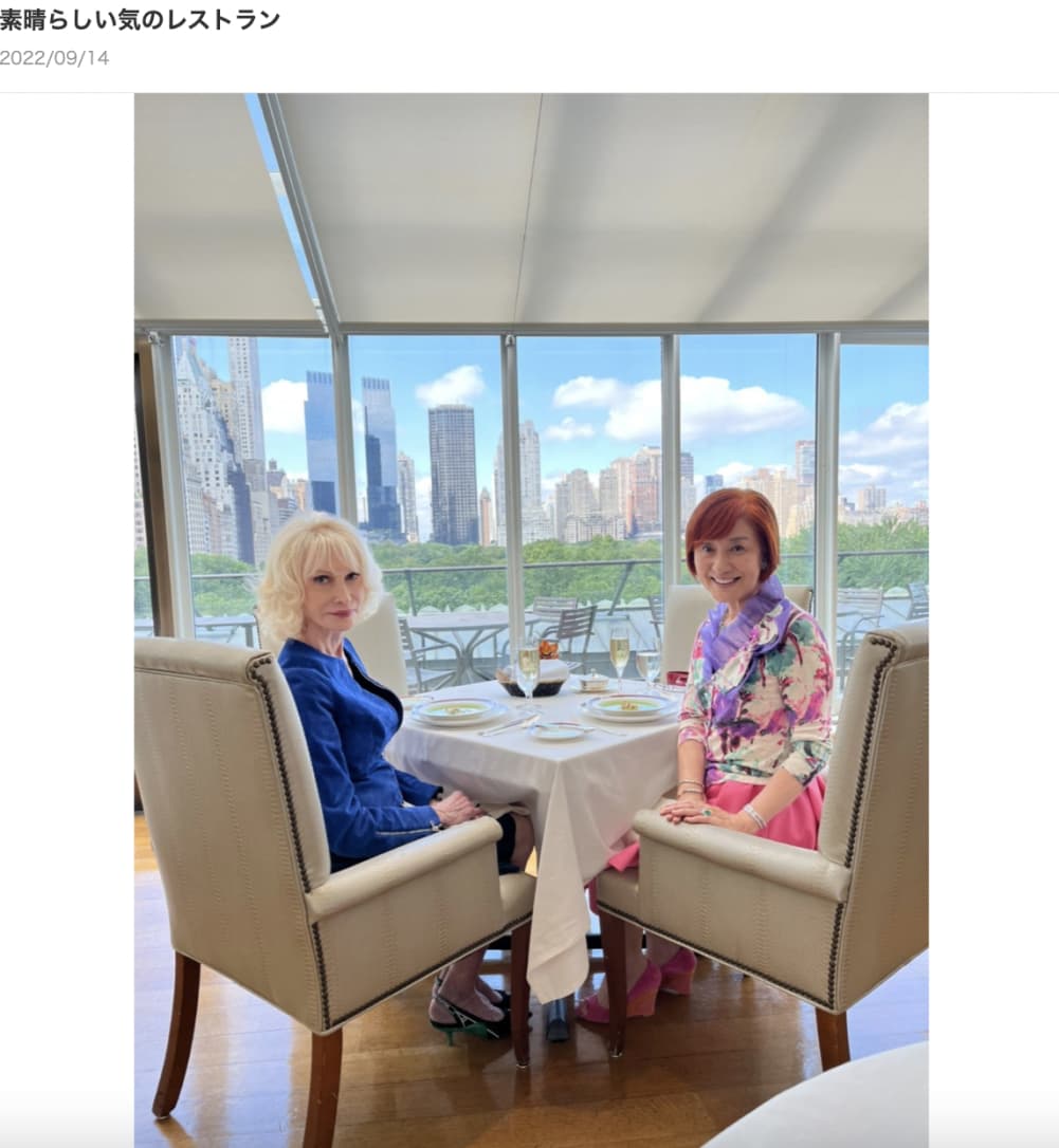メトロポリタンクラブのレストランで昼食（画像は『松居一代　2022年9月14日付オフィシャルブログ「素晴らしい気のレストラン」』のスクリーンショット）