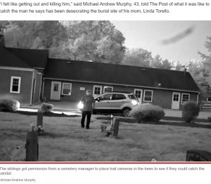 毎朝同じ時間にやってくる男（画像は『New York Post　2022年9月24日付「Man with 48-year grudge caught peeing on ex-wife’s grave every day by her kids」（Michael Andrew Murphy）』のスクリーンショット）
