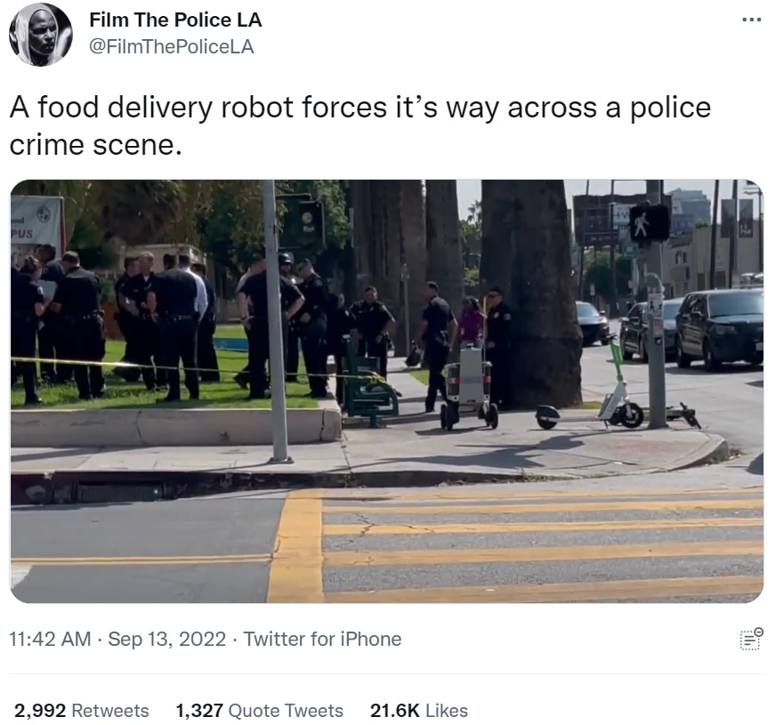 現場にいた警察官らはコニーをただ見守っていた（画像は『Film The Police LA　2022年9月13日付Twitter「A food delivery robot forces it’s way across a police crime scene.」』のスクリーンショット）