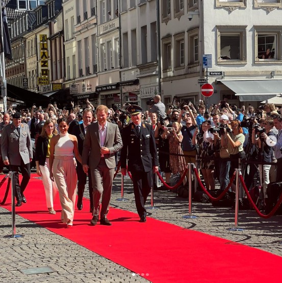 レッドカーペットを闊歩するヘンリー王子夫妻（画像は『Invictus Games Foundation　2022年9月6日付Instagram「Our Patron the Duke of Sussex and the Duchess of Sussex have arrived in Düsseldorf to start the ＃1YearToGo event!」』のスクリーンショット）