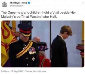 軍服姿で棺の前に立つヘンリー王子（画像は『The Royal Family　2022年9月17日付Twitter「The Queen’s grandchildren hold a Vigil beside Her Majesty’s coffin at Westminster Hall.」』のスクリーンショット）