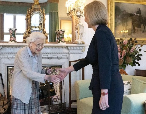 女王と握手を交わす新首相のリズ・トラス氏（画像は『The Royal Family　2022年9月6日付Instagram「The Queen received Liz Truss at Balmoral Castle today.」』のスクリーンショット）