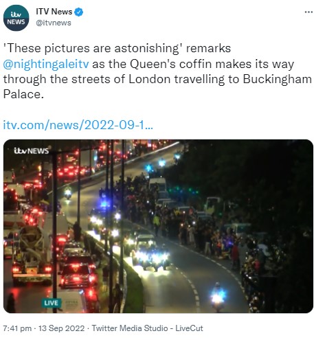 ロンドンの沿道では多くの人々が出迎えた（画像は『ITV News　2022年9月13日付Twitter「‘These pictures are astonishing’ remarks ＠nightingaleitvas the Queen’s coffin makes its way through the streets of London travelling to Buckingham Palace.」』のスクリーンショット）
