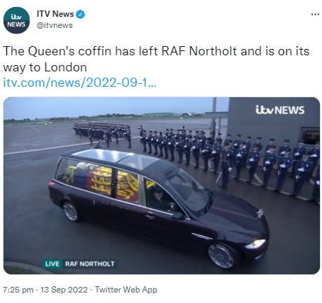 ノーソルト空軍基地を出る女王の棺を乗せた王室専用霊柩車（画像は『ITV News　2022年9月13日付Twitter「The Queen’s coffin has left RAF Northolt and is on its way to London」』のスクリーンショット）