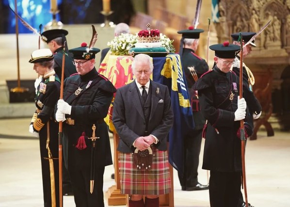女王の棺の前に立つチャールズ国王（画像は『The Royal Family　2022年9月12日付Instagram「The Queen’s children hold a Vigil beside Her Majesty’s coffin in St Giles’ Cathedral, Edinburgh.」』のスクリーンショット）