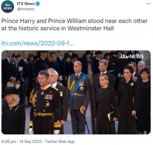 ヘンリー王子夫妻、礼拝ではウィリアム王子夫妻の後ろで参列（画像は『ITV News　2022年9月14日付Twitter「Prince Harry and Prince William stood near each other at the historic service in Westminster Hall」』のスクリーンショット）