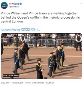 ウィリアム王子と肩を並べて歩くヘンリー王子（画像は『ITV News　2022年9月14日付Twitter「Prince William and Prince Harry are walking together behind the Queen’s coffin in the historic procession in central London」』のスクリーンショット）