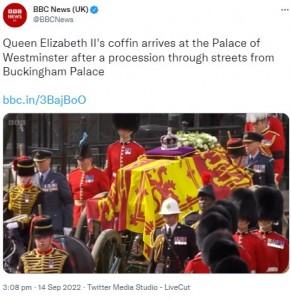 王冠と花束が置かれた女王の棺（画像は『BBC News （UK） 2022年9月14日付Twitter「Queen Elizabeth II’s coffin arrives at the Palace of Westminster after a procession through streets from Buckingham Palace」』のスクリーンショット）