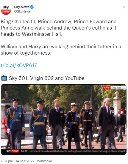 ウィリアム王子とヘンリー王子が並んで葬列を歩く（画像は『Sky News　2022年9月14日付Twitter「King Charles III, Prince Andrew, Prince Edward and Princess Anne walk behind the Queen’s coffin as it heads to Westminster Hall.」』のスクリーンショット）
