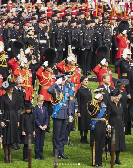ウェリントン・アーチで敬礼する王室メンバー（画像は『The Royal Family　2022年9月19日付Instagram「As Big Ben tolled, Her Majesty The Queen’s coffin made its final journey through London.」』のスクリーンショット）