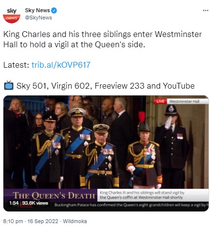 軍服姿でホールに入場した女王の4人の子供達（画像は『Sky News　2022年9月16日付Twitter「King Charles and his three siblings enter Westminster Hall to hold a vigil at the Queen's side.」』のスクリーンショット）