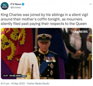 女王の棺の先頭に立つチャールズ国王（画像は『ITV News　2022年9月16日付Twitter「King Charles was joined by his siblings in a silent vigil around their mother’s coffin tonight, as mourners silently filed past paying their respects to the Queen」』のスクリーンショット）