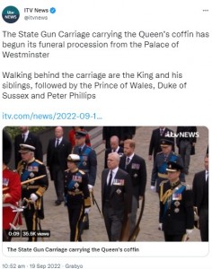 ウェストミンスター寺院への葬列を歩く王室メンバー（画像は『ITV News　2022年9月19日付Twitter「The State Gun Carriage carrying the Queen’s coffin has begun its funeral procession from the Palace of Westminster」』のスクリーンショット）