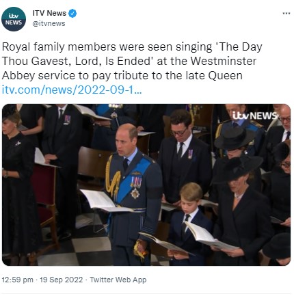国葬でのジョージ王子（画像は『ITV News　2022年9月19日付Twitter「Royal family members were seen singing ‘The Day Thou Gavest, Lord, Is Ended’」』のスクリーンショット）