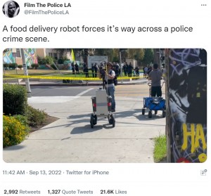 カメラマンに遭遇し、進行方向を決めかねているコニー（画像は『Film The Police LA　2022年9月13日付Twitter「A food delivery robot forces it’s way across a police crime scene.」』のスクリーンショット）