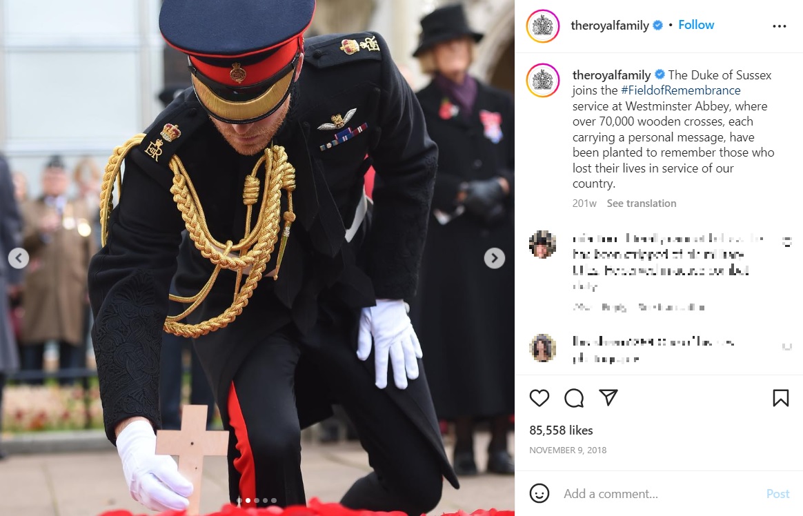 2018年、ヘンリー王子の軍服の肩には女王のイニシャル“ER”が付いていた（画像は『The Royal Family　2018年11月8日付Instagram「The Duke of Sussex joins the ＃FieldofRemembrance service at Westminster Abbey,」』のスクリーンショット）