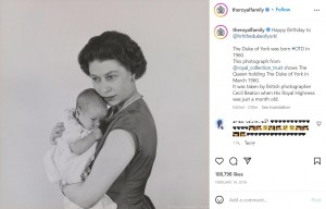 生後1か月のアンドルー王子を抱くエリザベス女王（画像は『The Royal Family　2018年2月19日付Instagram「Happy Birthday to ＠hrhthedukeofyork!」』のスクリーンショット）