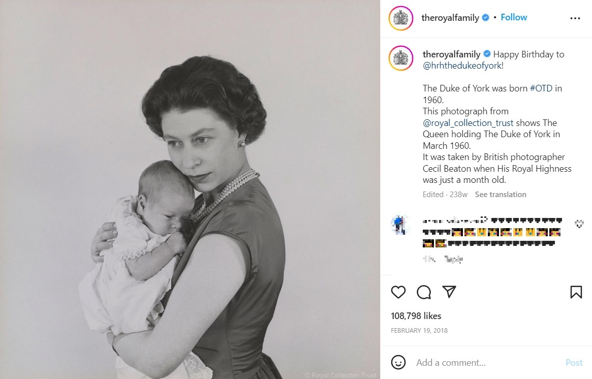 生後1か月のアンドルー王子を抱くエリザベス女王（画像は『The Royal Family　2018年2月19日付Instagram「Happy Birthday to ＠hrhthedukeofyork!」』のスクリーンショット）