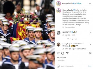 国葬で運ばれるエリザベス女王の棺（画像は『The Royal Family　2022年9月19日付Instagram「As for her father King George VI」』のスクリーンショット）