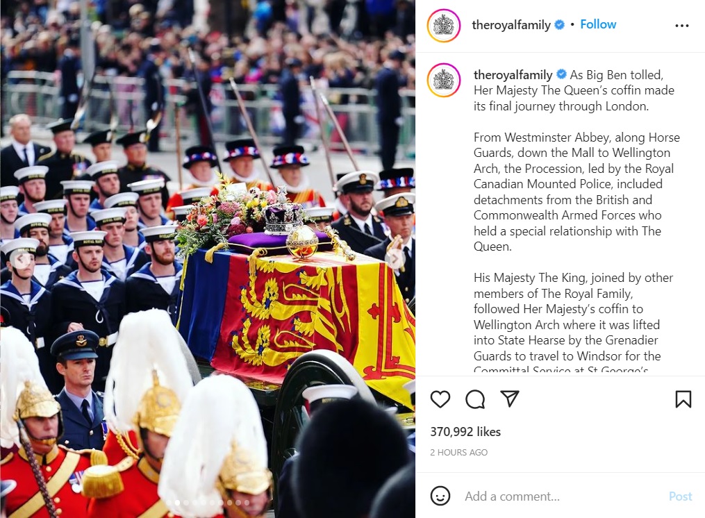 棺の花束にはチャールズ国王からのメッセージが添えられた（画像は『The Royal Family　2022年9月19日付Instagram「As Big Ben tolled, Her Majesty The Queen’s coffin made its final journey through London.」』のスクリーンショット）